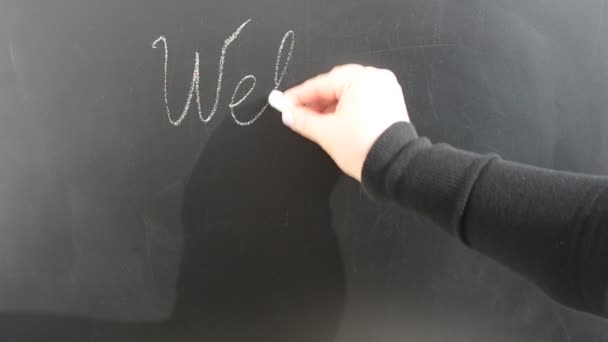 Schrijven Een Bord Zin Welkom Ons Huis Inscriptiekrijt Een Bord — Stockvideo