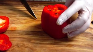 Tahta kesme tahtasında tatlı biber dilimliyorum..