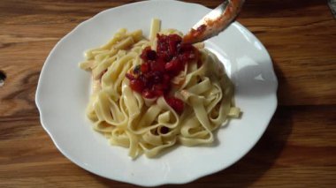 Salsa sosu ve erişte..