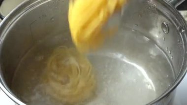 Erişteler tavada pişiyor..