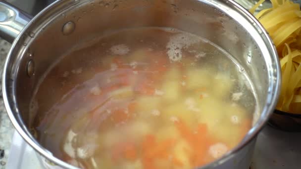Σούπα Λαχανικών Μαγειρεύεται Ένα Τηγάνι — Αρχείο Βίντεο
