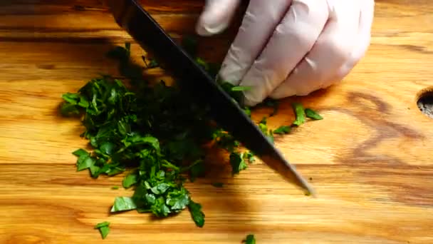 Chef Cortando Folhas Salsa Com Uma Faca Uma Tábua Corte — Vídeo de Stock