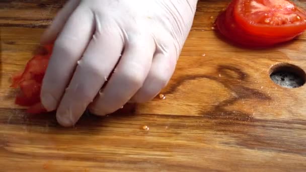 Cocinero Corta Tomates Una Tabla Cortar — Vídeo de stock
