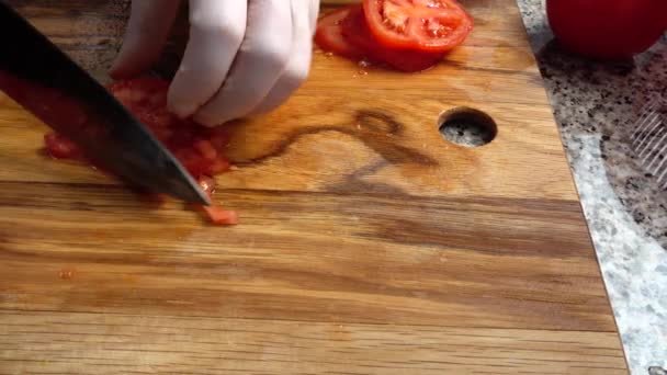 Cozinheiro Corta Tomates Uma Tábua Corte — Vídeo de Stock