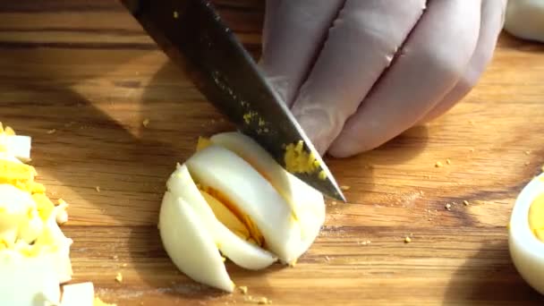 まな板の上で卵を切る — ストック動画