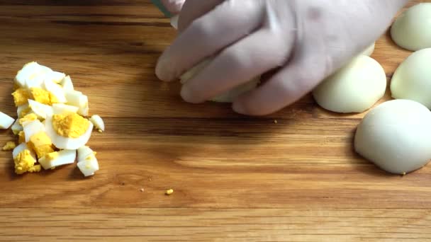 Cuisinier Coupe Œuf Sur Une Planche Découper — Video