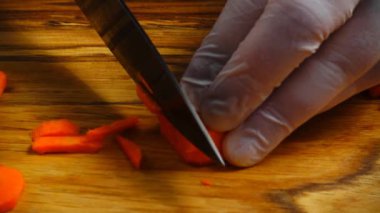 Aşçı kesme tahtasına havuç kesiyor..