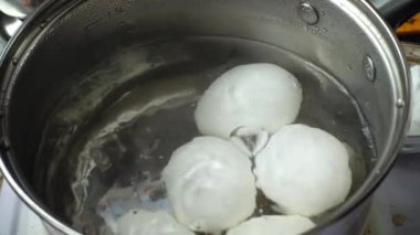 Yumurtalar tavada pişiyor..