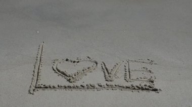 Kumsaldaki aşk işareti. Sahilde çekim yapmak..