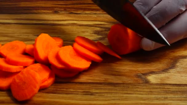 Cocinero Corta Zanahorias Una Tabla Cortar — Vídeo de stock