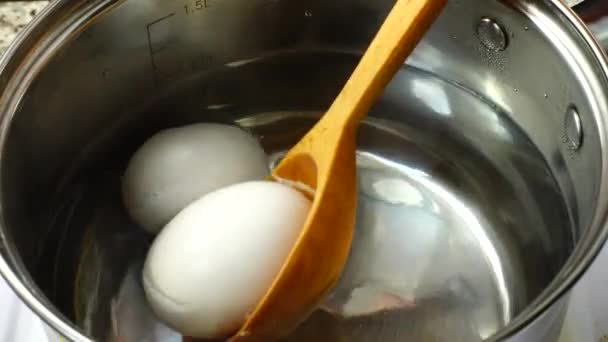 Eieren Koken Een Pan — Stockvideo