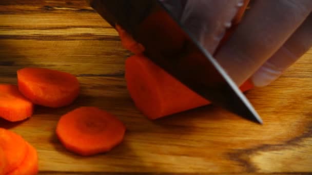 Cocinero Corta Zanahorias Una Tabla Cortar — Vídeos de Stock