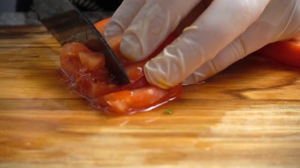 Cocinero Corta Tomates Una Tabla Cortar — Vídeos de Stock