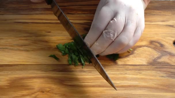 Chef Cortando Hojas Perejil Con Cuchillo Una Tabla Cortar — Vídeos de Stock
