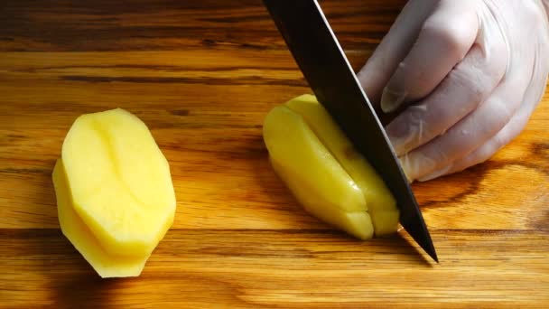 Kok Snijdt Aardappelen Een Snijplank — Stockvideo