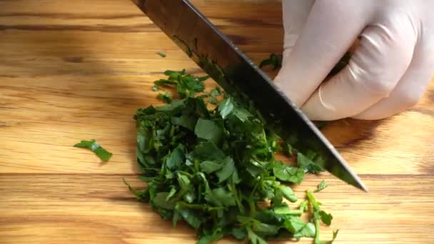 Chef Cortando Hojas Perejil Con Cuchillo Una Tabla Cortar — Vídeos de Stock