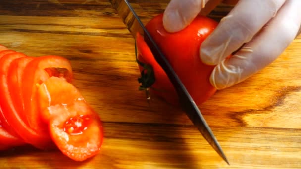 Cuisinier Coupe Les Tomates Sur Une Planche Découper — Video