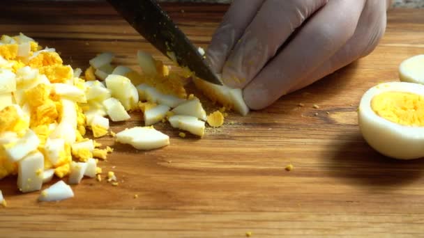 厨师在切菜板上切鸡蛋 — 图库视频影像
