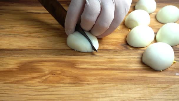 Кухар Розрізає Яйце Обробній Дошці — стокове відео