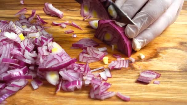 Les Mains Chef Avec Couteau Coupant Oignon Sur Planche Bois — Video