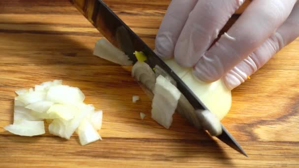 Manos Chef Con Cuchillo Cortando Cebolla Tabla Madera Preparación Para — Vídeos de Stock
