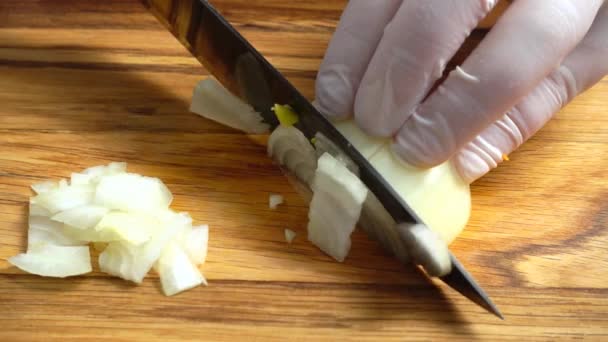 Die Hände Des Chefs Mit Dem Messer Das Die Zwiebel — Stockvideo