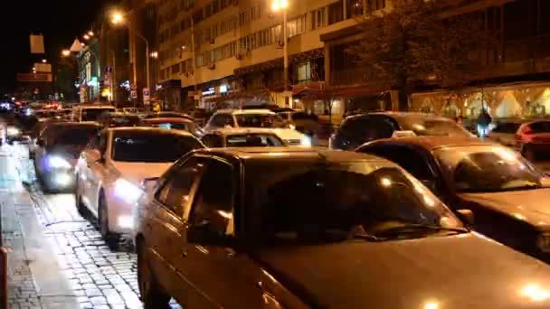 城市里汽车的流动 夜间开枪射击 — 图库视频影像