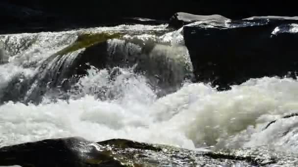 Gebirgsflüsse Wasserfälle Und Gräben Stürze Und Risse — Stockvideo
