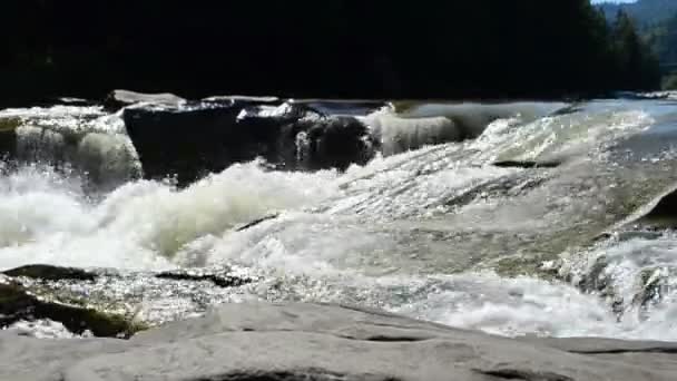 Górska Rzeka Upadki Pęknięcia — Wideo stockowe