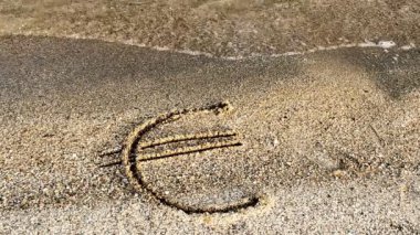 Kumda Avrupa tabelası. Kum ve para birimi.