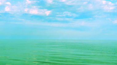 Deniz, bulut ve martılar. Deniz manzarası.