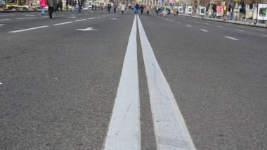 Yolu işaretliyorum, asfalt. Şehirde ateş ediliyor.