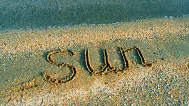 Güneşi kuma, kumsala kazıdım. Güneşli bir gün, rahatla.