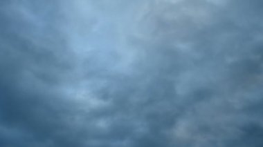 Zaman atlaması, bulutların hareketi. Doğal fenomen, hava durumu.