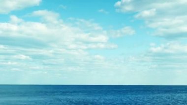 Zaman atlaması, bulutların hareketi. Gökyüzündeki bulutların hareketi.