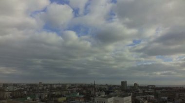 Zaman atlaması, bulutların hareketi. Gökyüzündeki bulutların hareketi.