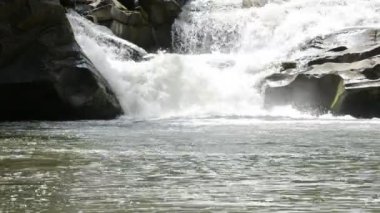 Dağ nehri ve düşüyor. Yazın çekim.