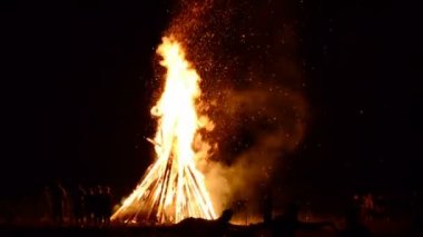 Ateş alevi. Gece ateşi.