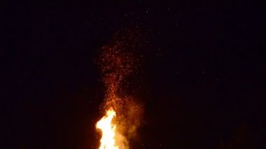 Ateş alevi. Gece ve ateş