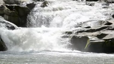 Dağ nehri ve düşüyor. Yazın çekim.