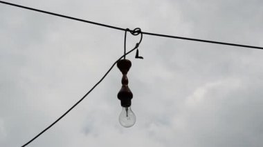 Gökyüzüne karşı parlayan lamba. Kablodaki lamba