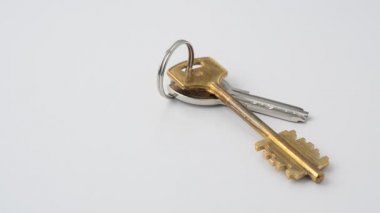 Anahtarlar beyaz arka planda. Harekette çekim..