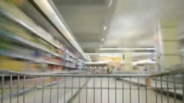 Süpermarketteki el arabası. Harekette çekim.