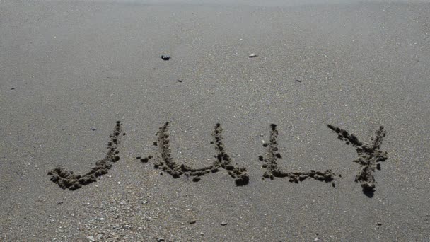 Iscrizione Del Nome Del Mese Sulla Sabbia Spiaggia Girare Sulla — Video Stock