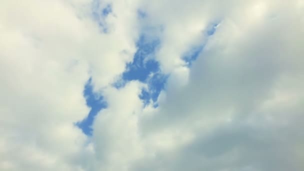 Temps écoulé, mouvement des nuages. Le mouvement des nuages dans le ciel .