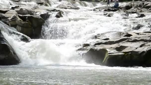 Rivière de montagne et chutes. Tournage en été 