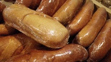 Dükkanda taze çörekler.