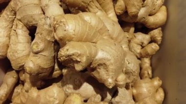 Dükkanda zencefil kökü.