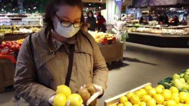 LVIV, UKRAINE - 07 Nisan 2020: COVID-19 salgını sırasında müşteriler mağazada.