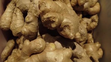 Dükkanda zencefil kökü.